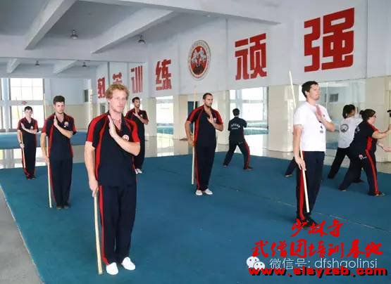 歪果仁在少林武术学校禅武堂练习少林棍术