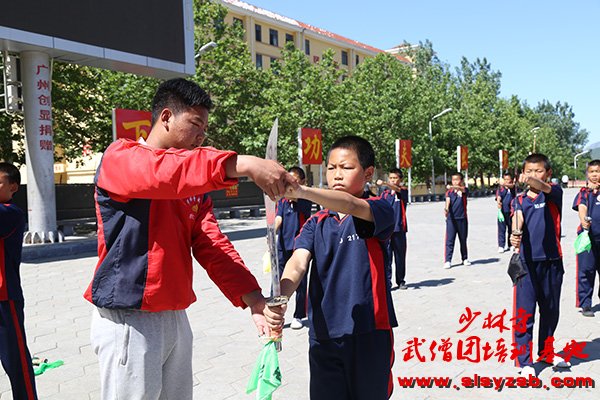 少林武术学校教练指导学员练习少林刀法