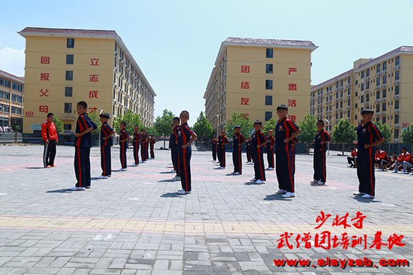 少林寺武术学校学员练习拳法