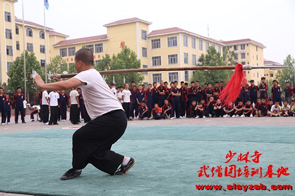 少林武术学校学员演练少林枪法