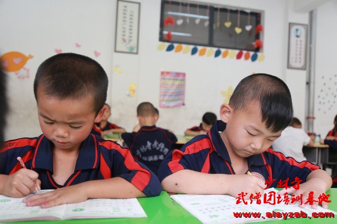 少林武术学校小学员上文化课