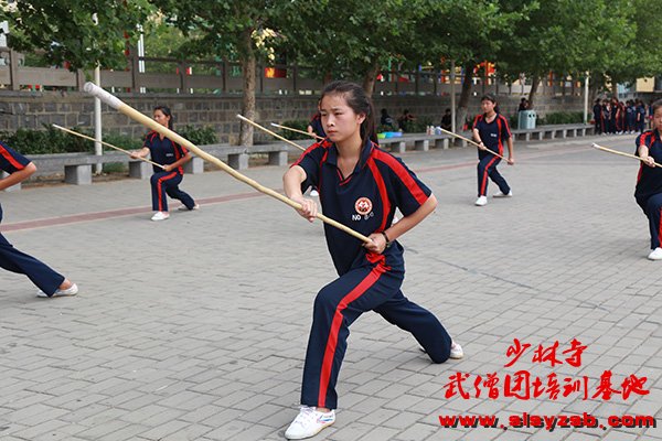 少林武术学校学员在练武场练习少林棍法