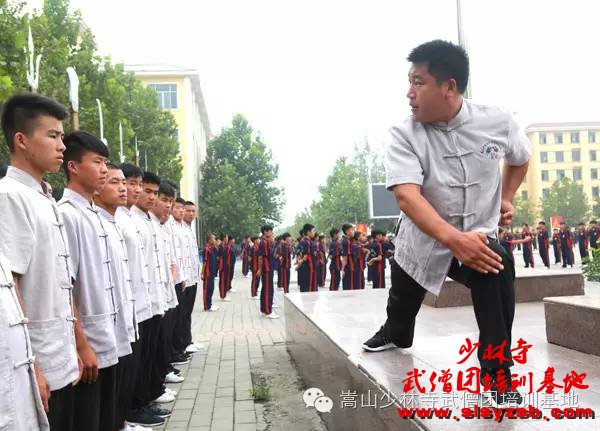 少林武术学校时雷教练为套路系教练讲解少林功夫