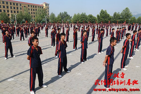 少林武术学校学员在练武场准备练武