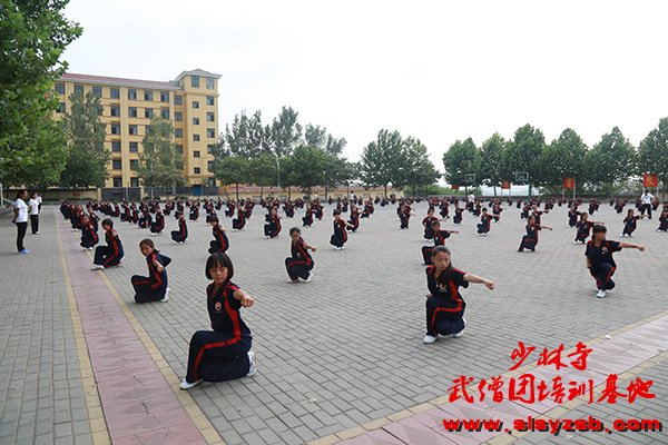 少林武校女学员在练武场练武