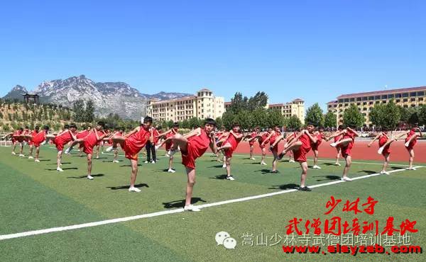 少林武校散打学员在练武场练习散打