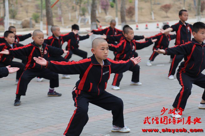 少林武术学校学员在练武场练武