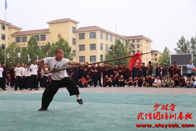 少林武术学校学员演练少林功夫