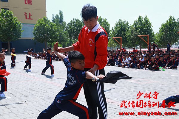 少林武术学校教练指导学员练习少林刀法