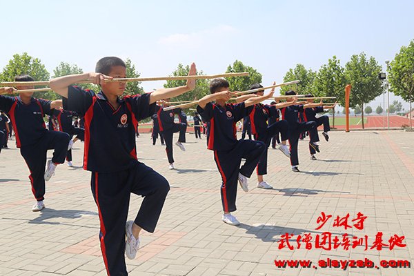 少林武术学校学员练习少林棍法