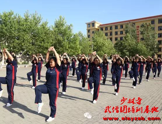 少林武术学校女学员在练武场练武