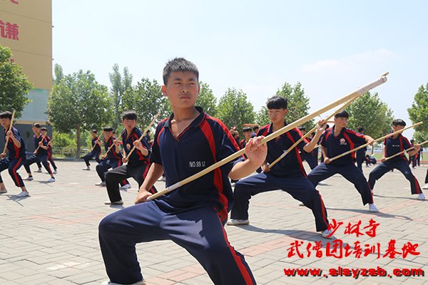 少林武术学校学员正在练习少林棍法