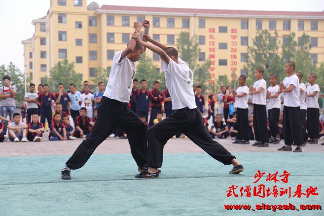 少林武术学校学员练习双人对打