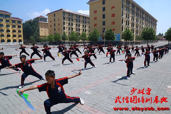 少林武术学校学员在练武场练习少林刀法