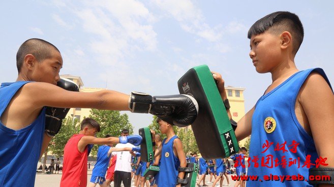 少林武术学校学员正在练习拳击