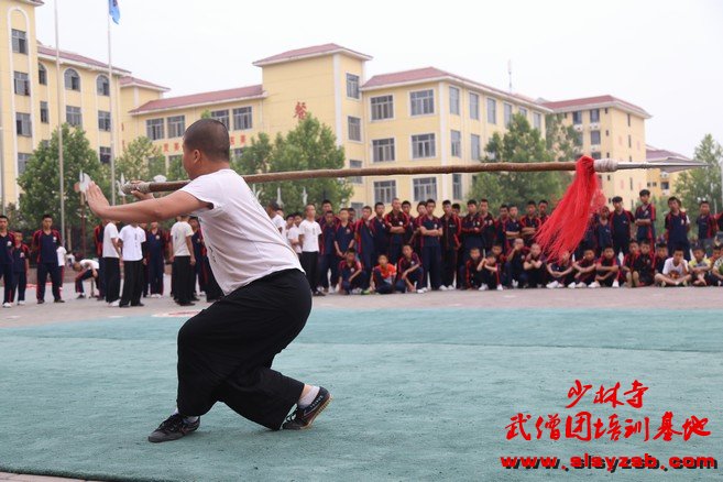 少林武术学校学员在练武场演练少林枪法