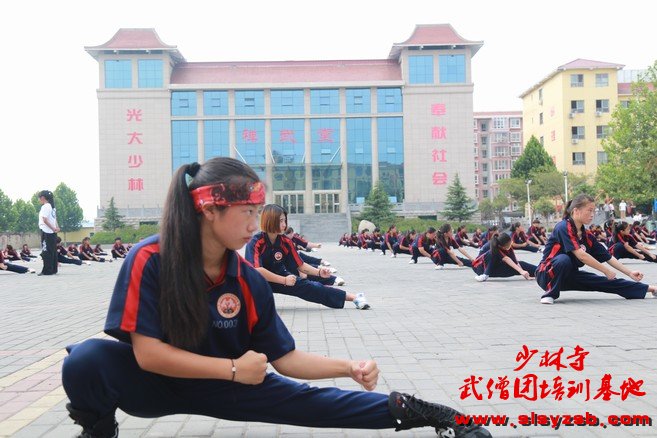 少林武术学校女学员在禅武堂前练少林功夫