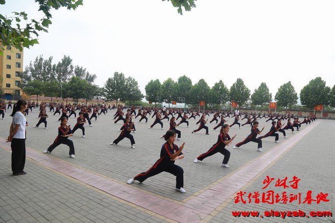 少林武术学校学员在练武场练武