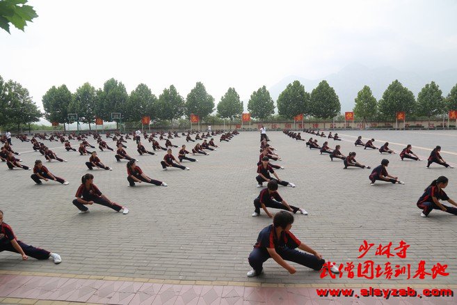 少林武术学校女学员在练武场练少林功夫