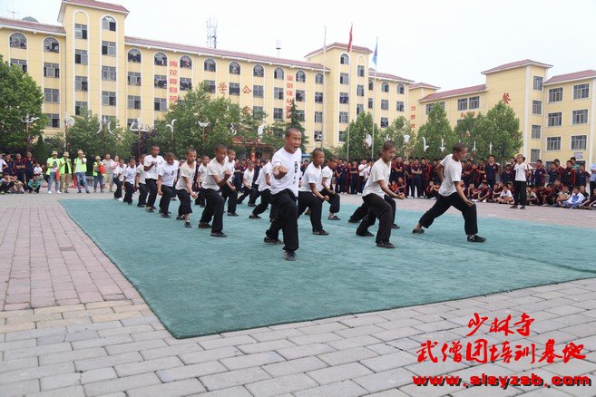 少林武术学校学员在练武场练武