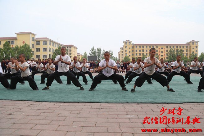 少林武校学员在练武场练习少林功夫