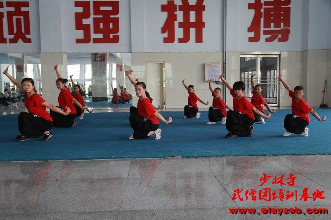 少林武校女学员在演武厅演练少林功夫