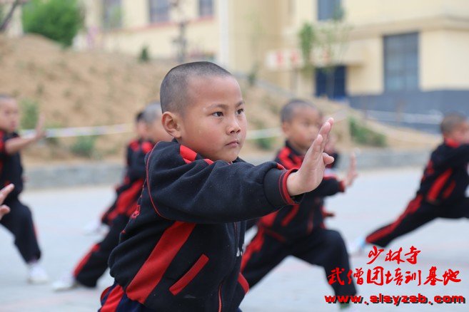 少林武术学校学员在操场练武