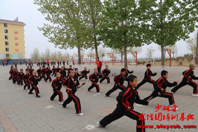 少林武术学校学员正在练习武术