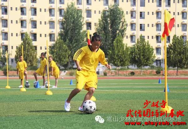 少林武术学校学员正在踢足球