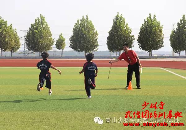 少林武术学校足球教练训练学员短跑