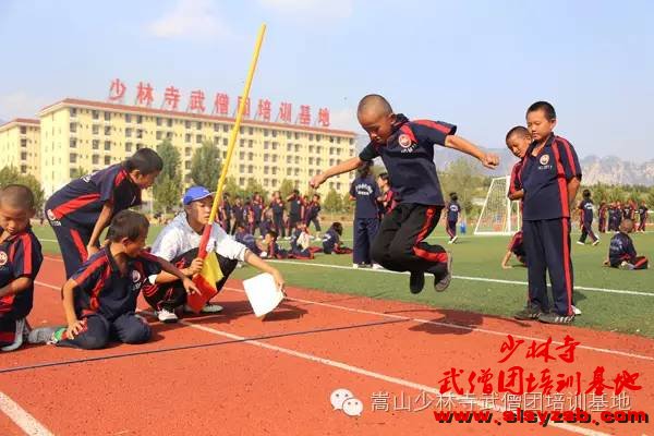 少林武术学校学员正在进行足球技术考核