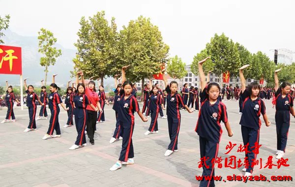 嵩山少林武术学校女子系学生的正宗功夫是这样练习的