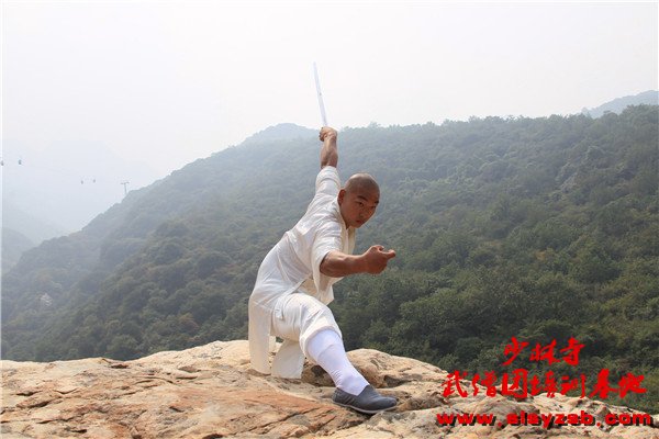 嵩山少林武术学校满足招生需求的学生在少林风景区练习少林功夫